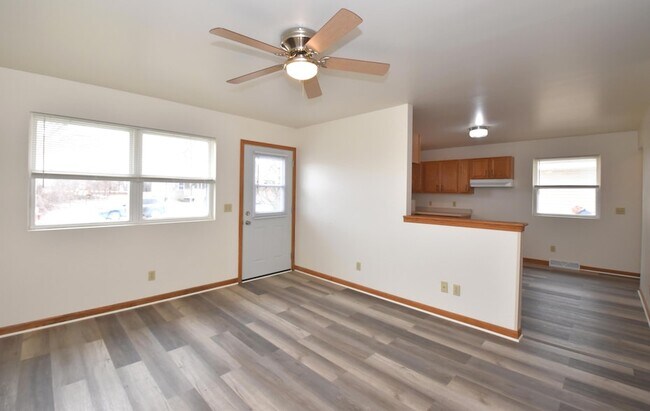 Foto del edificio - 3042 Hamlin Ave