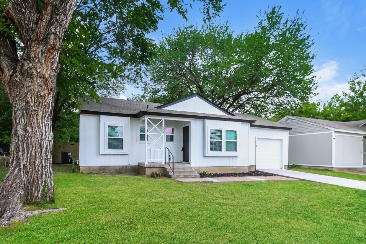 Primary Photo - 904 Forrestal Drive