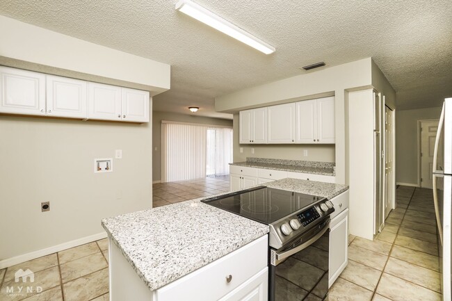 Building Photo - 6009 Applegate Dr