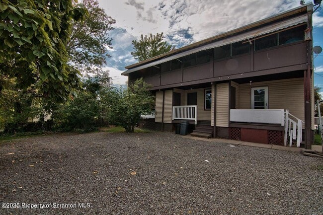 Building Photo - 18 Pine Rd