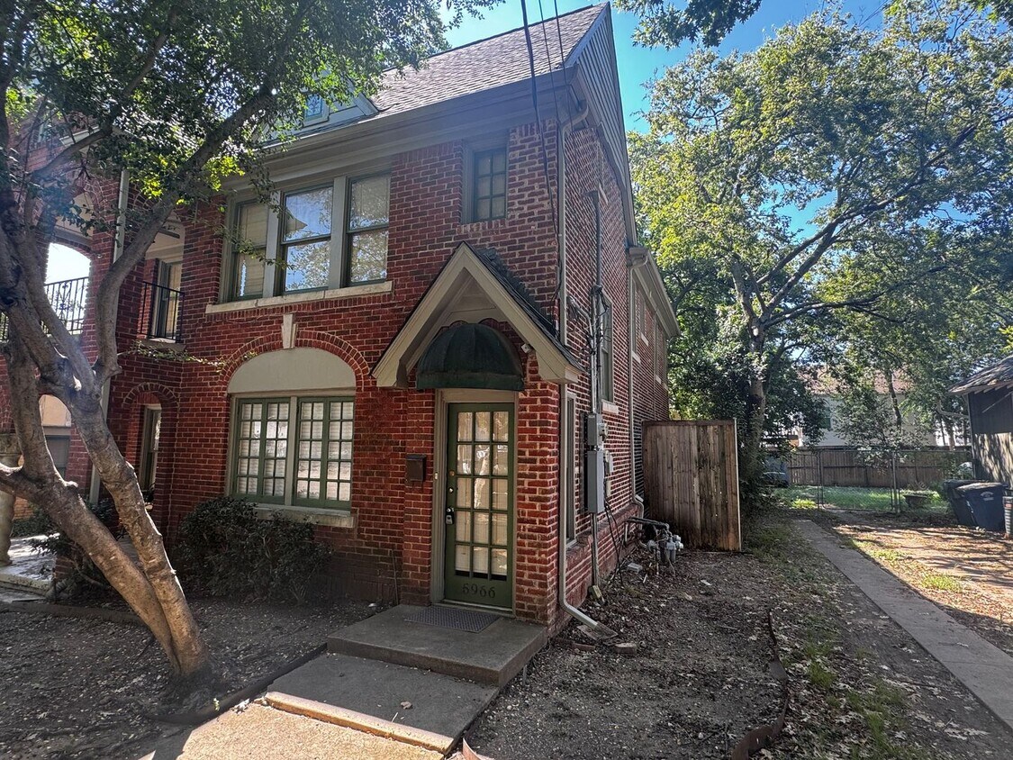 Foto principal - Cute 2 bedroom, 1 bath upstairs duplex in ...
