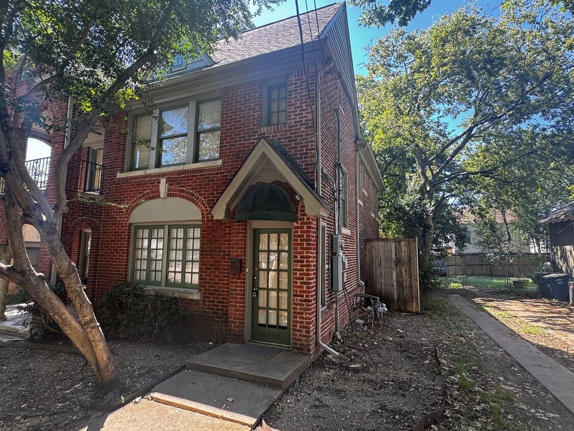 Primary Photo - Cute 2 bedroom, 1 bath upstairs duplex in ...