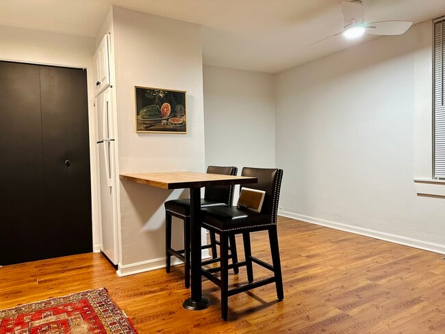 MAIN KITCHEN/LIVING - 982-2 Hatch St