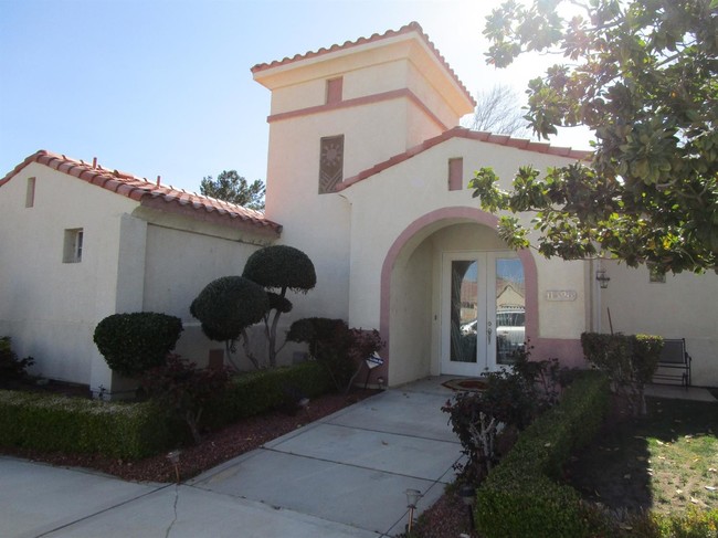 Building Photo - 11396 Country Club Dr