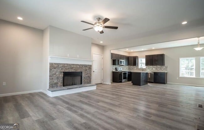Building Photo - 220 Pine Valley Dr