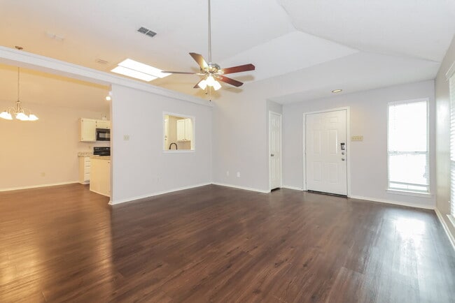 Building Photo - 9723 Pinehurst Ln