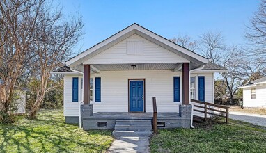 Building Photo - 105 S Elm St