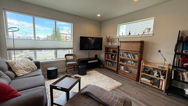 Building Photo - Upscale Furnished 2BR Townhouse in Downtow...