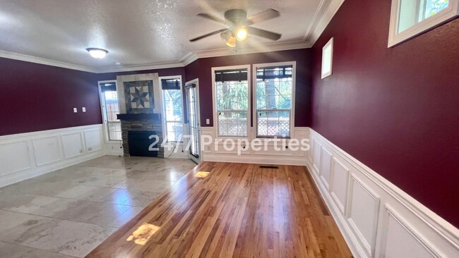 Building Photo - Townhome in Raleigh Hills - 2 Bedroom Suit...