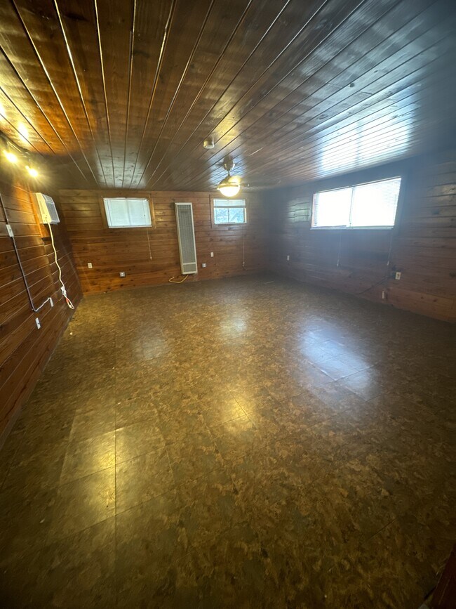 Foto del edificio - 405 N Burleson St