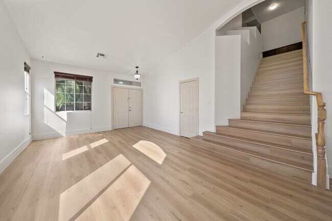 Foto del edificio - Beautifully Updated 4-Bedroom Home with 3-...