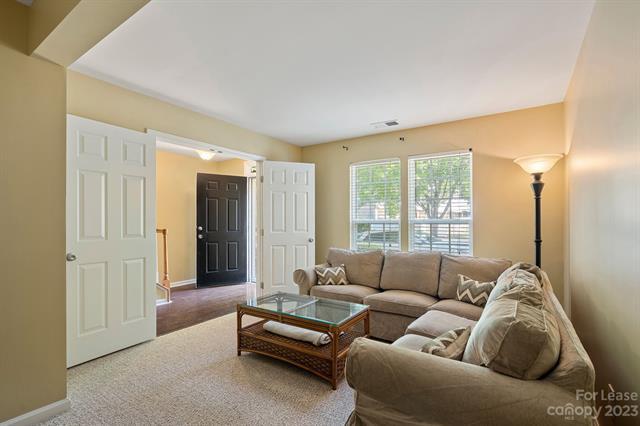 Building Photo - 9716 Blossom Hill Dr