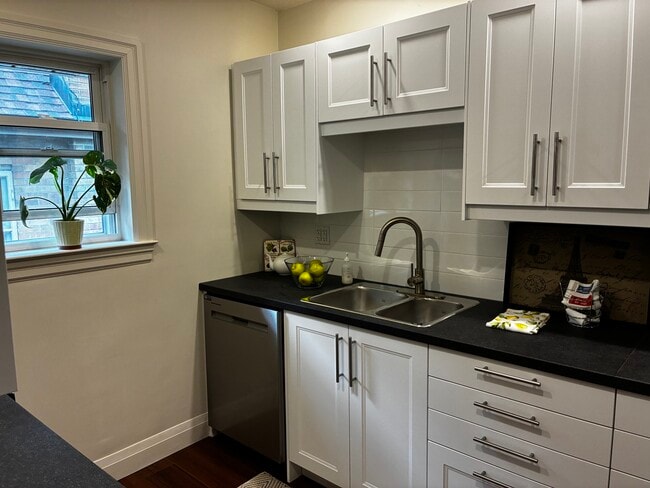 Building Photo - 2 bedroom apartment; luxury - Bloor West Village, Toronto