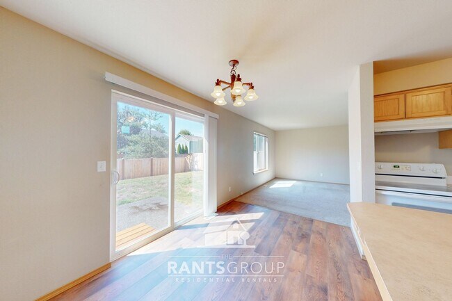Foto del edificio - 7043-7045 Lazy Ct SW