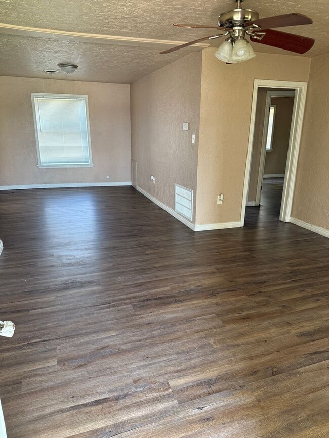 Building Photo - Cozy 2 bedroom