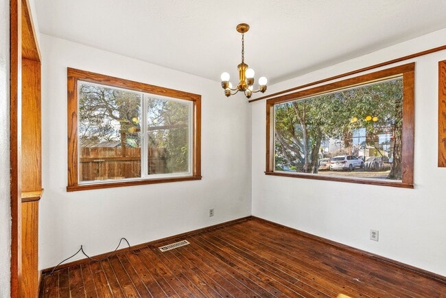 Foto del edificio - Cozy 2BR/2BA Duplex | Fireplace, Patio & Utilities Included