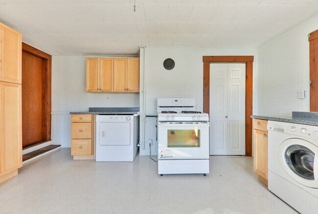 Building Photo - 443 W 4th St