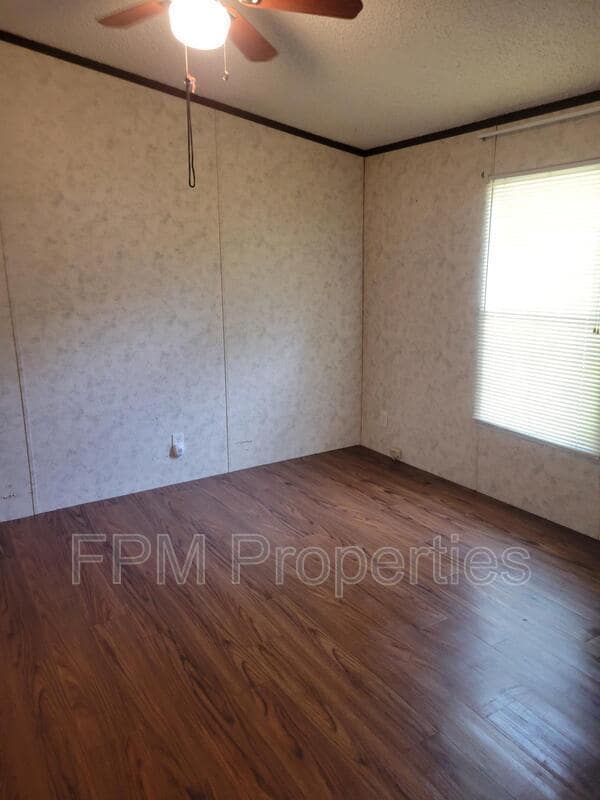 Building Photo - 205 Vintage Oak Cir