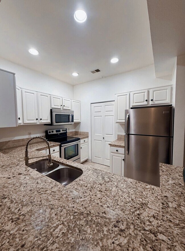 Foto del edificio - Top-Floor 2 Bed/2 Bath Condo in SE Fort Collins - Pool, Hot Tub & Fitness Center - $1,895/mo - Mo...