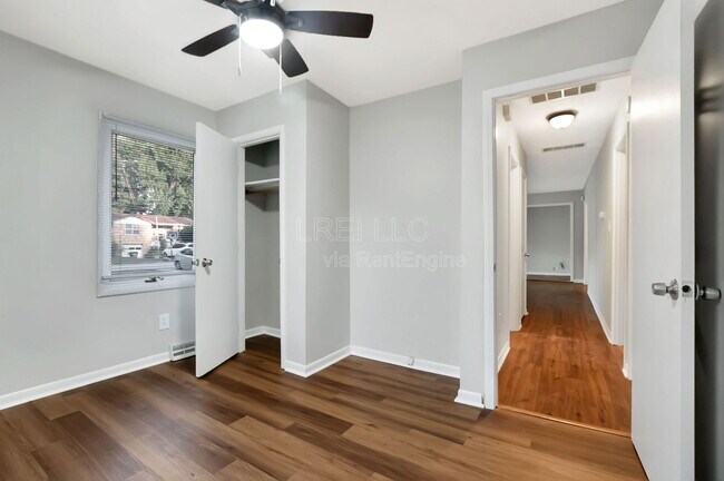 Foto del edificio - 8001 Bluebonnet Rd