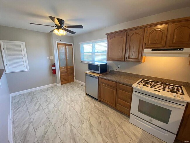 Building Photo - 9511 Antigo Dr