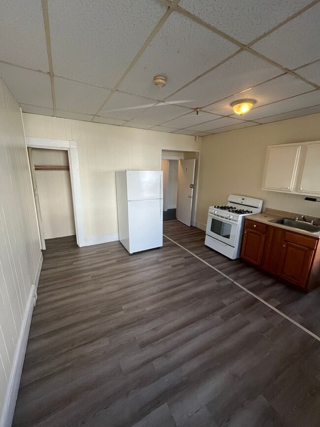 Building Photo - Studio Apartment for Rent – Utilities Included!