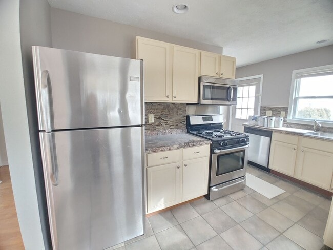 Building Photo - Charming 2 Bedroom 2 Bathroom House!