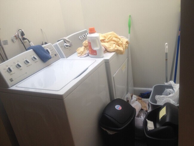 Foto del edificio - No Broker's Fee, Convenient Mission Hill Location, Eat-in Kitchen, In-Unit Washer and Dryer, Cent...