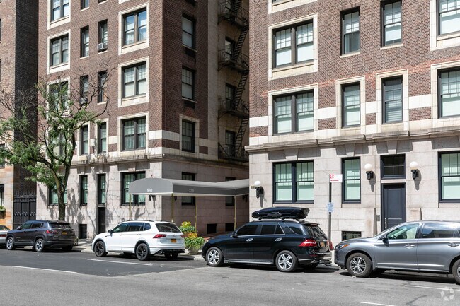 Building Photo - 830 Park Ave
