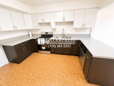 Foto del edificio - Beautiful Upgraded 3-bedroom rental home near UC Irvine with New Floors