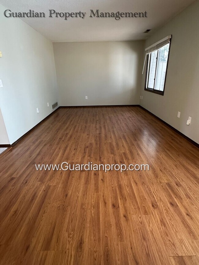 Building Photo - Burnsville Town Home, 1 Car Attached Garag...