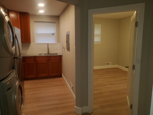 Building Photo - Newly Renovated 1 Bedroom, 1 Bathroom Apar...