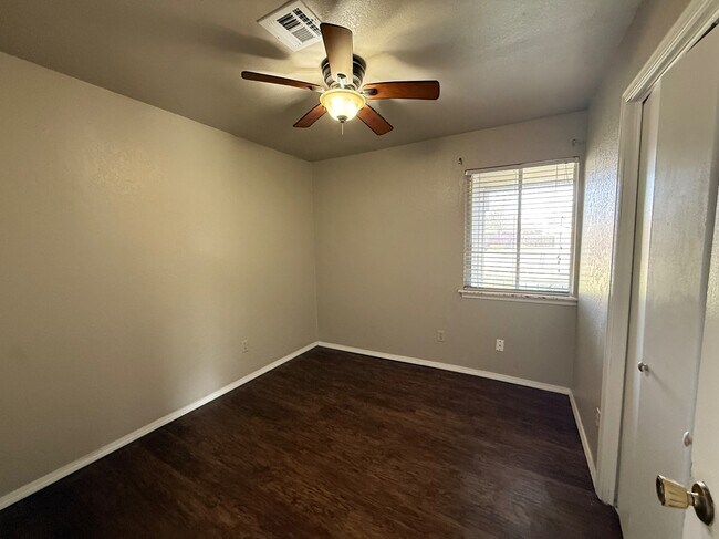 Foto del edificio - 1013 Mercury Cir