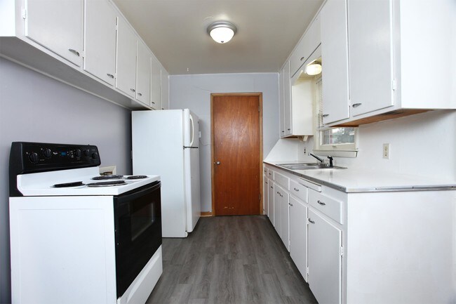 Building Photo - 6441-6445 E Castle Dr