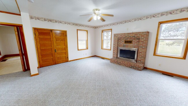 Building Photo - 4 bedroom farm house