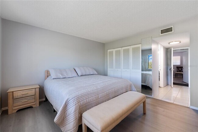 Foto del edificio - 1540 Glen Oaks Dr E