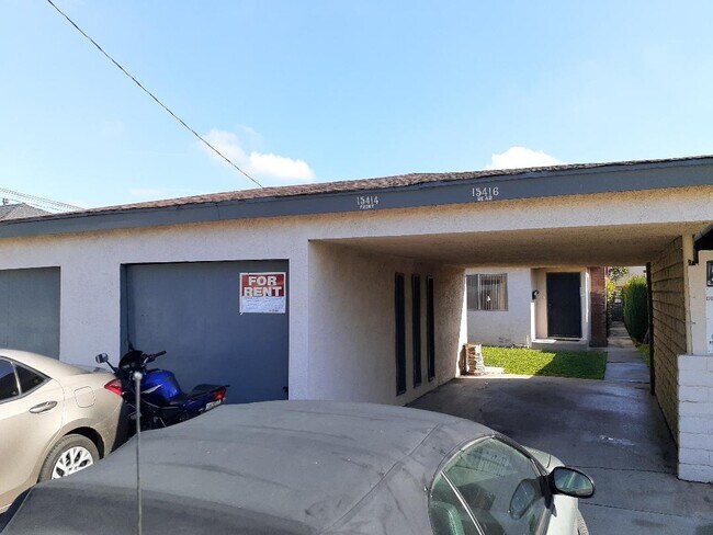 Foto del edificio - 15414 Larch Ave