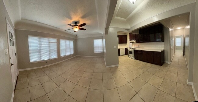 Building Photo - LARGE UPSTAIRS 2 BEDROOM 1 BATH, BUILDING ...