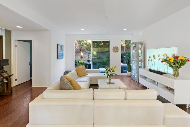 Foto del edificio - Gorgeous Home in the Elysian Valley Hills ...