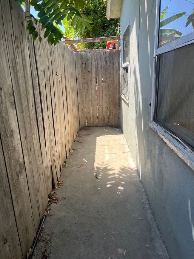 Building Photo - 1609-1611 Gundry Ave