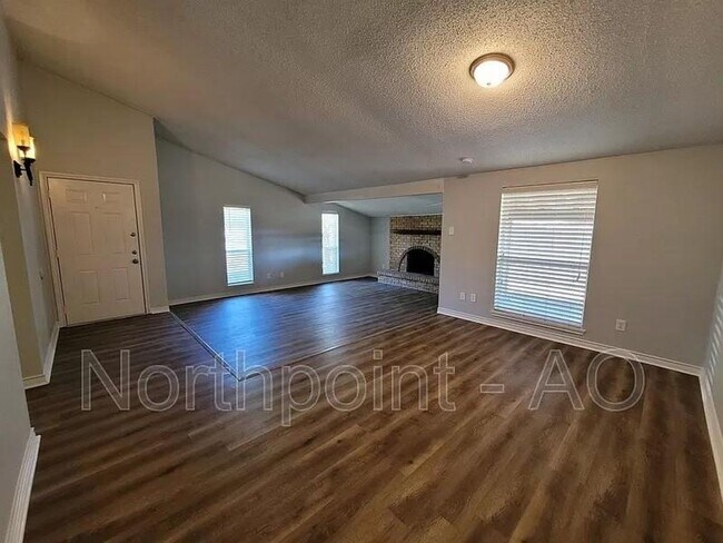 Foto del edificio - 3 BR/2BA | Renovated Single Family Home |Gated backyard!