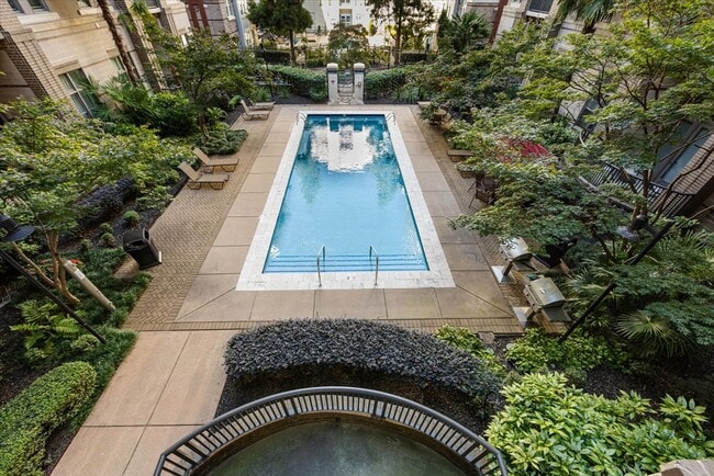 Building Photo - 718 W Trade St