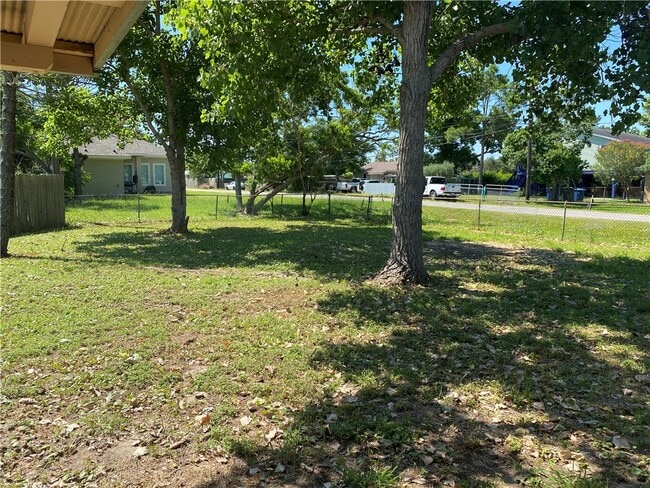 Building Photo - 1233 Baywood Ln