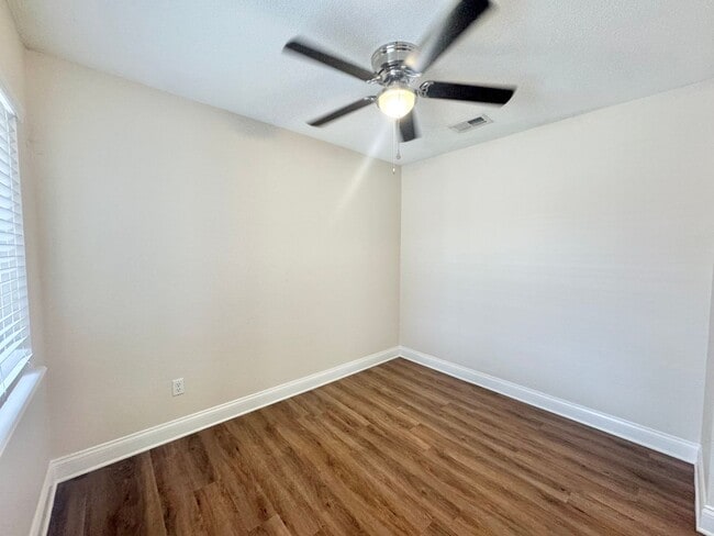 Building Photo - Apartment - Right off Cypress Gardens Blvd!