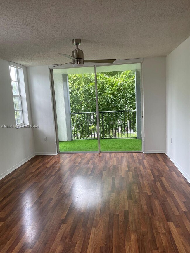 Foto del edificio - 4420 NW 107th Ave