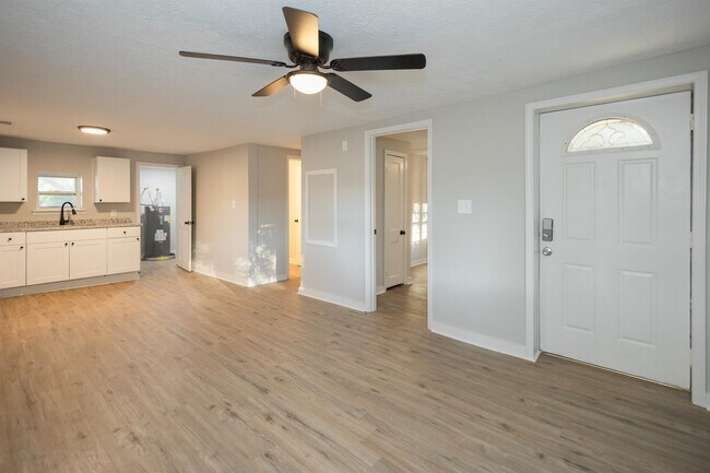 Building Photo - 1465 Pine Dr