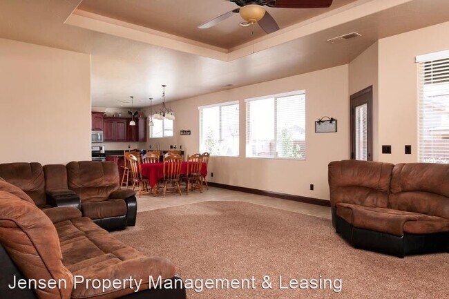 Building Photo - 4 br, 2.5 bath House - 422 North 3450 West