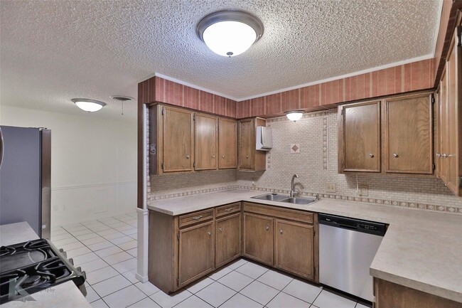 Building Photo - Chimney Rock Duplex