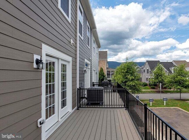 Building Photo - 1064 Old Trail Dr
