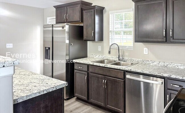 Building Photo - Limited Time Special Offer / 3 Bed, 2 Bath Home with Garage / Pet-Friendly / Vouchers Accepted / ...